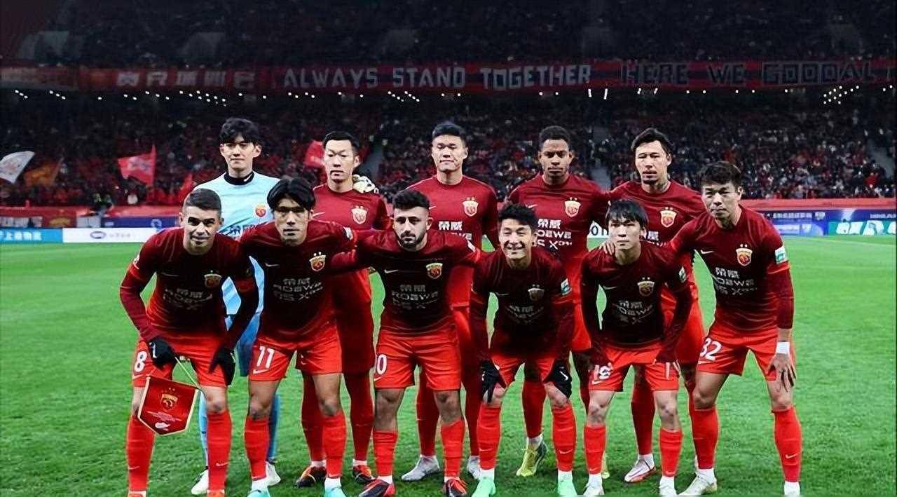 战术调整频频变化，球队稳定性受争议