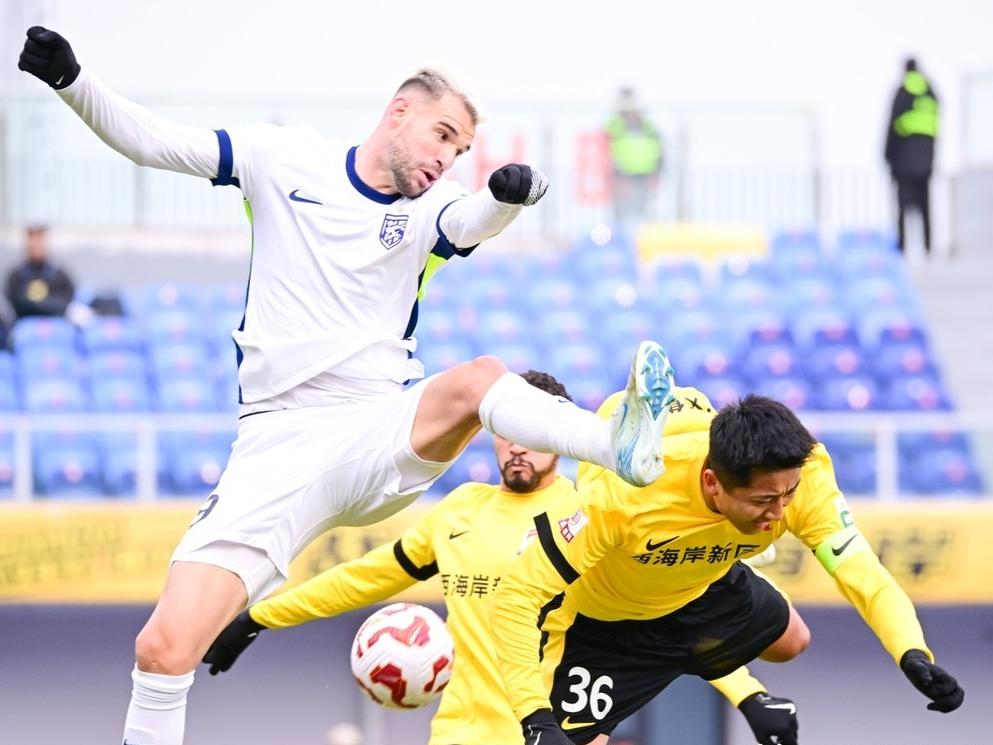 青岛西海岸2-0击败武汉三镇