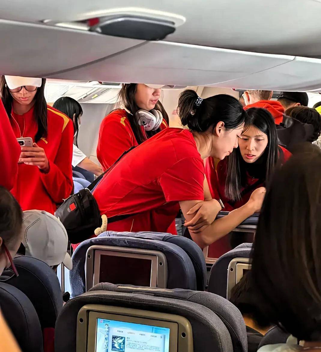 中国女排凌晨低调出征!机场被偶遇名单有变有望四连胜