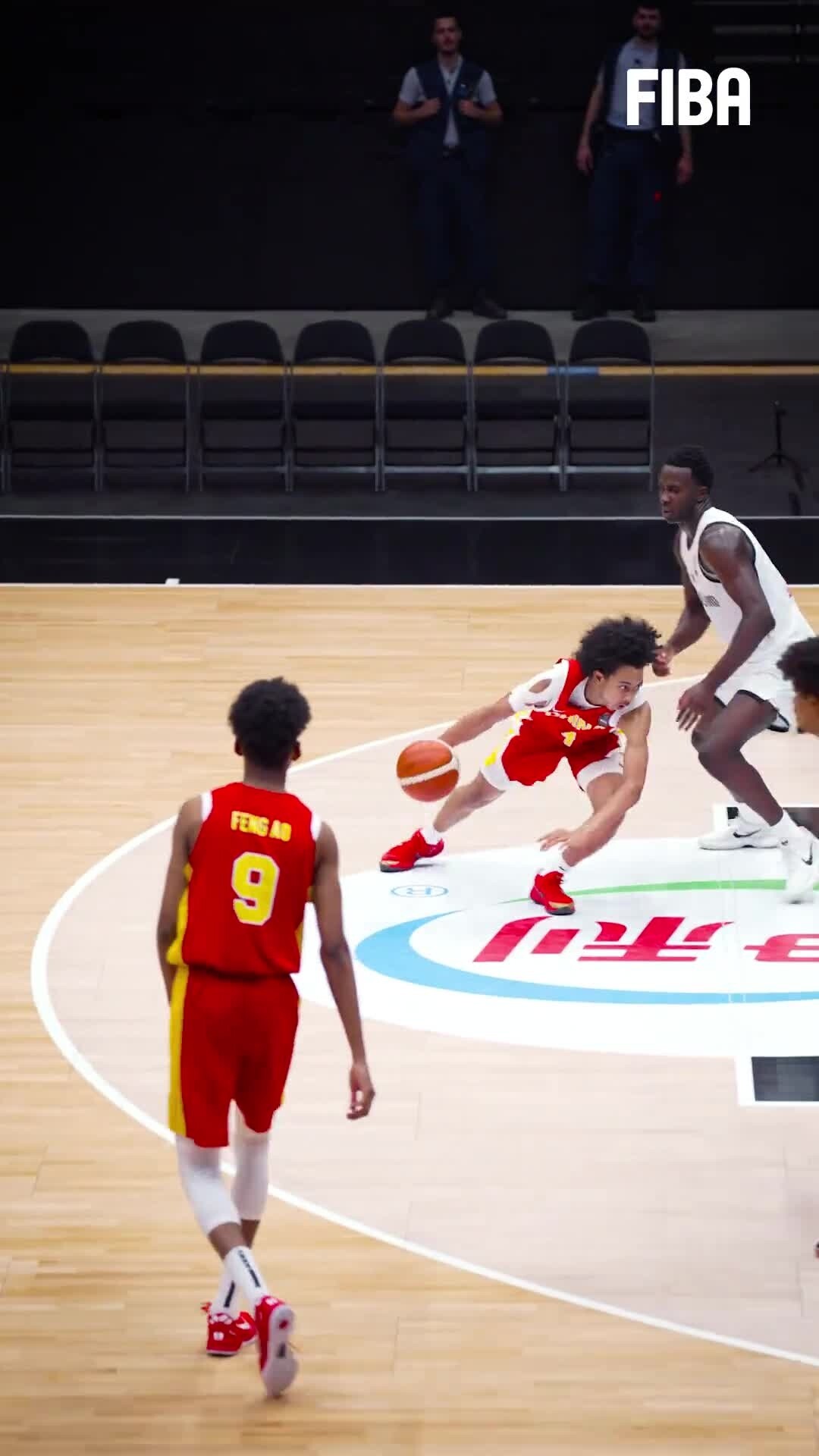 FIBA分享三篮世界杯瞬间：梦碎主场，他的泪水中夹杂着复杂情绪