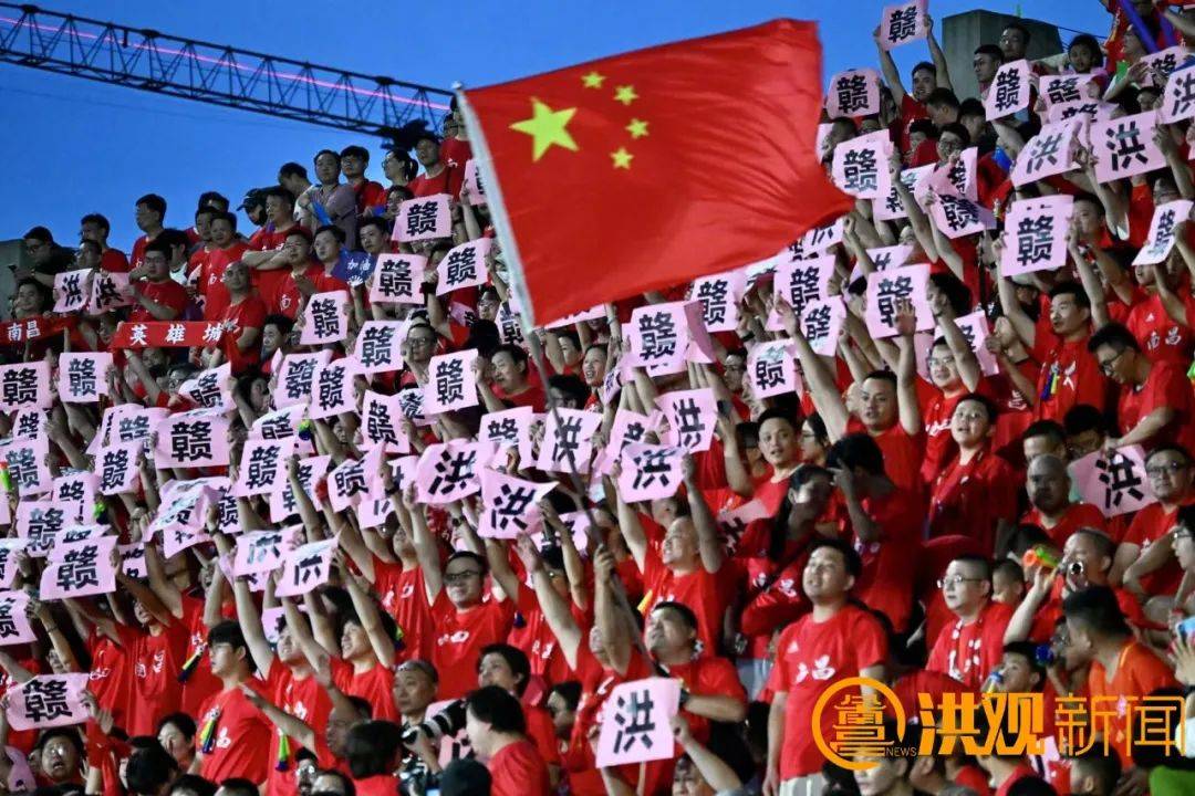 足球比赛中燃炸了球迷的热情！